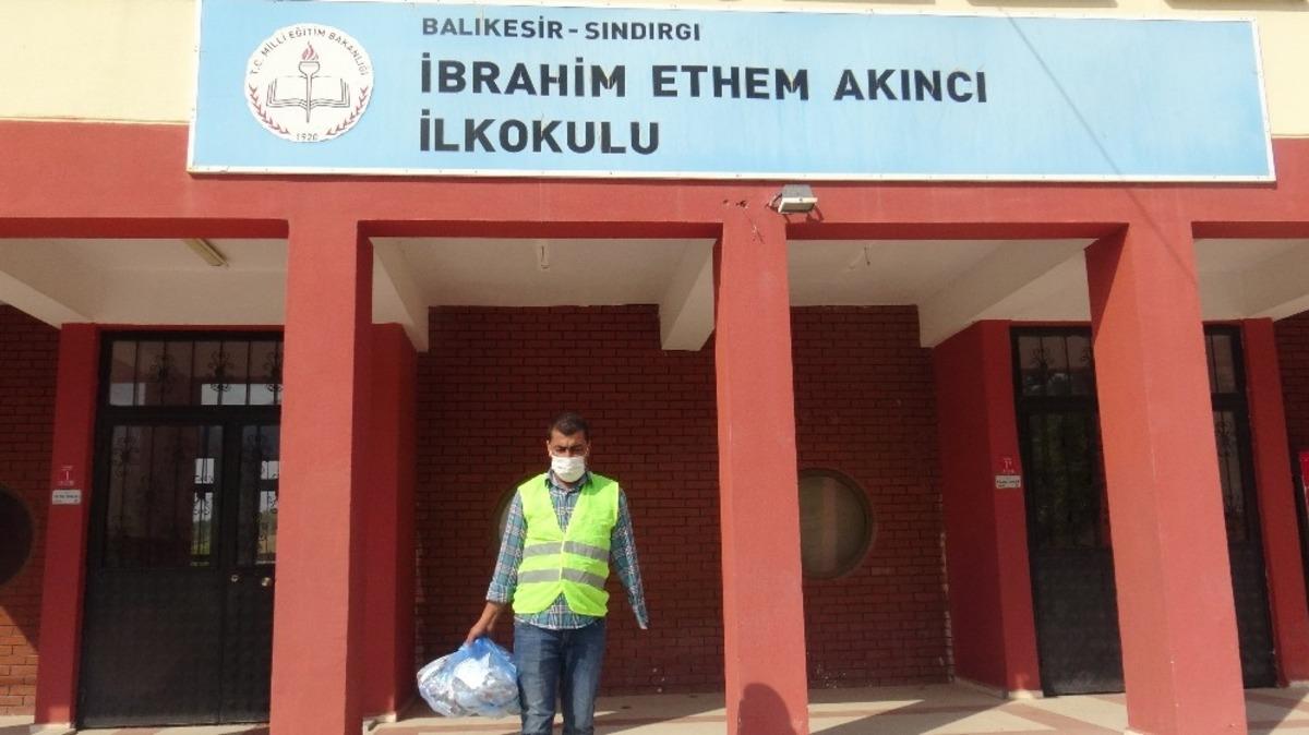 Sındırgı&rsquo;da &ouml;ğrencilere renkli maske ve kolonya