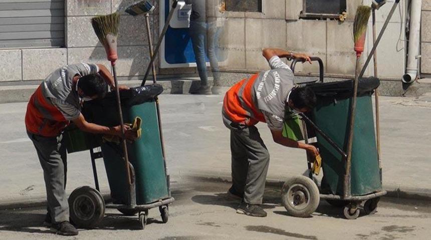 &Ccedil;&ouml;p arabasını temizlemesiyle sosyal medyada ilgi odağı olan iş&ccedil;iye bir maaş ikramiye
