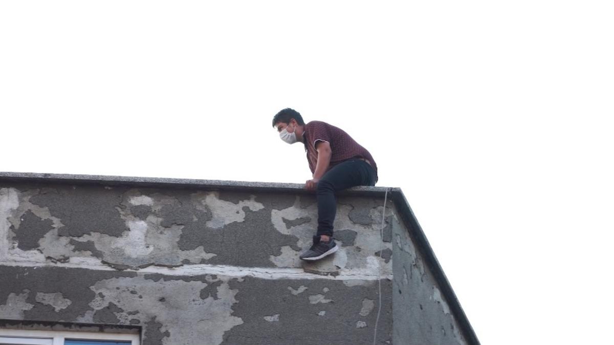 5 katlı binanın &ccedil;atısına &ccedil;ıkarak intihara kalkıştı