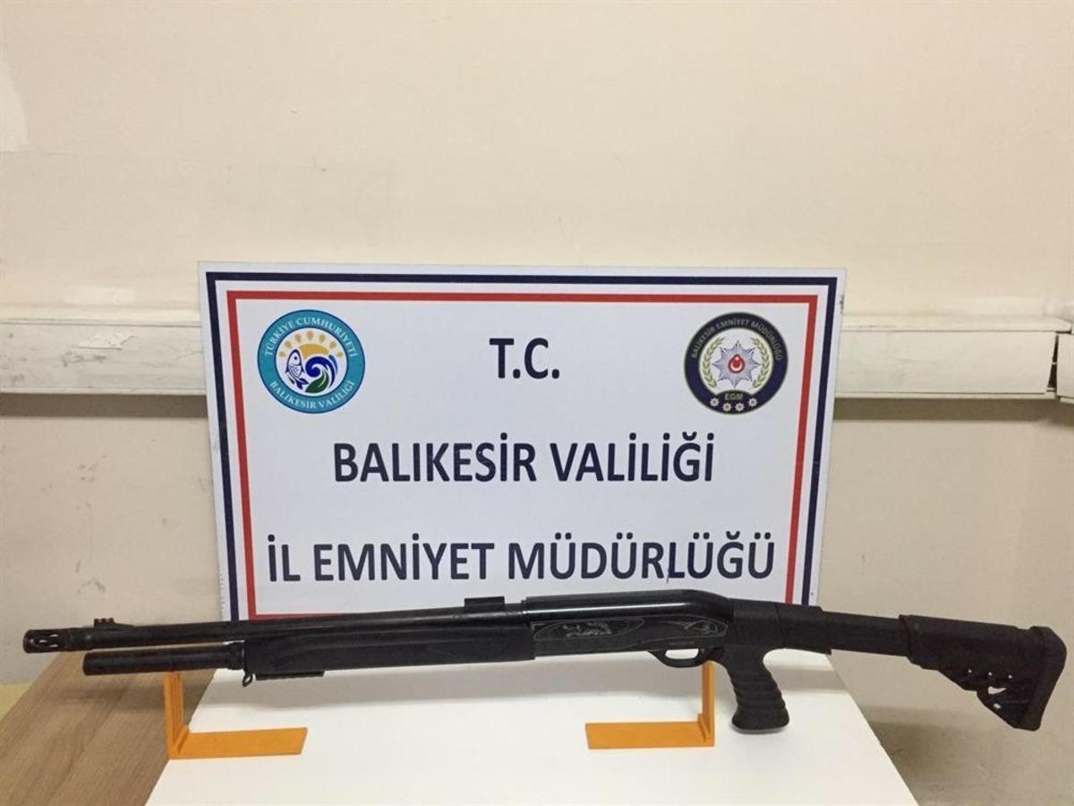 Balıkesir&rsquo;de polis aranan 6 kişiyi ve 9 silahı yakaladı