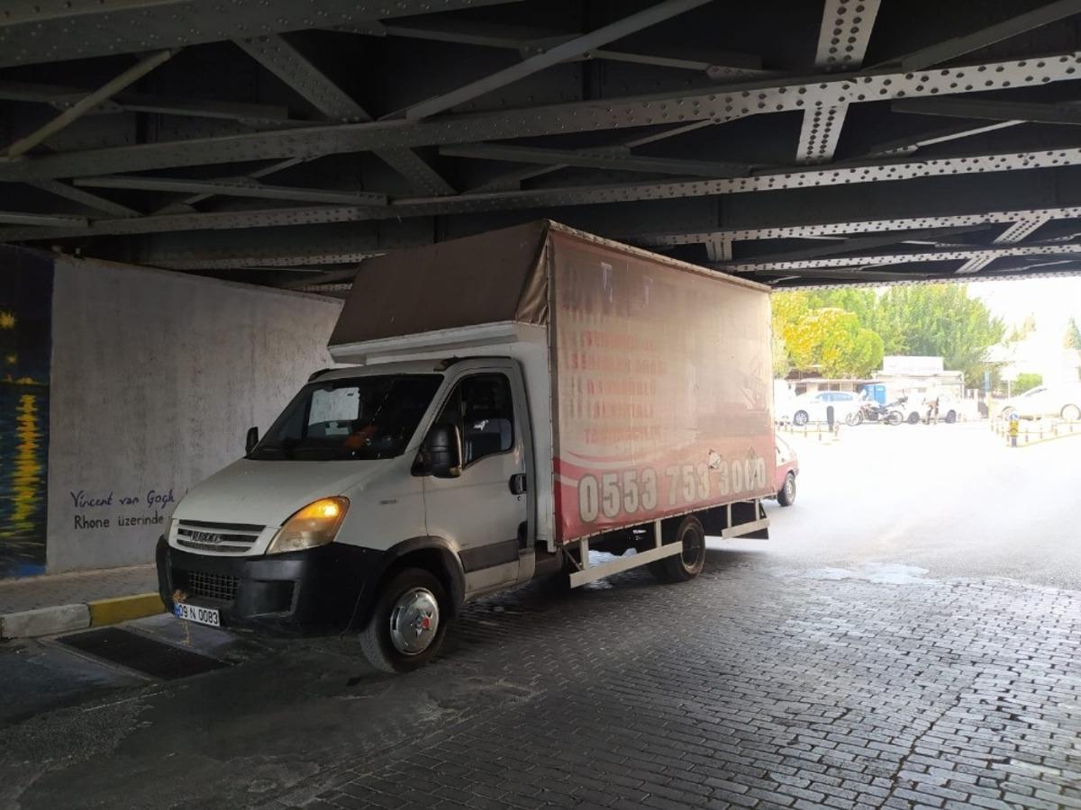 K&ouml;pr&uuml;ye sıkışan ara&ccedil;, lastiğinin indirilmesi ile kurtarıldı