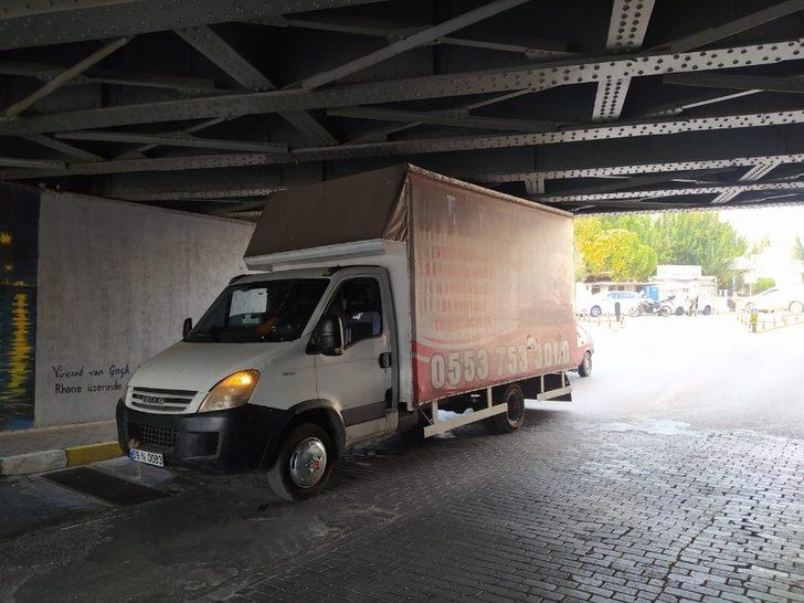 Köprüye sıkışan araç, lastiğinin indirilmesi ile kurtarıldı G1