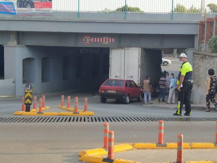 Köprüye sıkışan araç, lastiğinin indirilmesi ile kurtarıldı G2