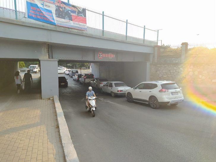 Köprüye sıkışan araç, lastiğinin indirilmesi ile kurtarıldı G3