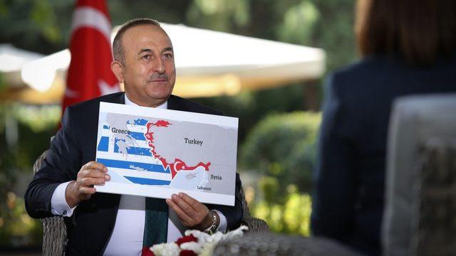 Çavuşoğlu, bir televizyon kanalında Yunanistan'ın deniz haklarına temel oluşturan Sevilla Haritası'nı gösteriyor