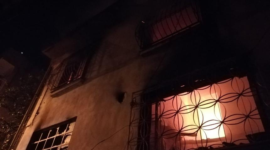 İzmir Konak'ta iki katlı evde yangın