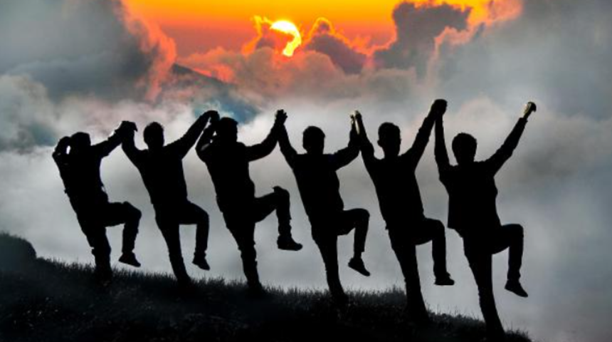 G&ouml;rsel ş&ouml;len! Sis bulutu ve g&uuml;n batımı i&ccedil;in saatlerce n&ouml;bet tutuyorlar 