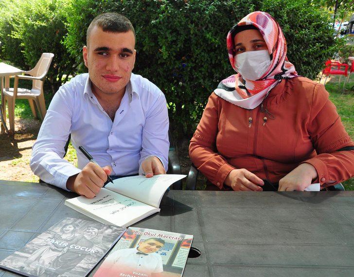 '7 yıl yaşar' denilen Serhat, 20 yaşında 3'üncü kitabını yazdı