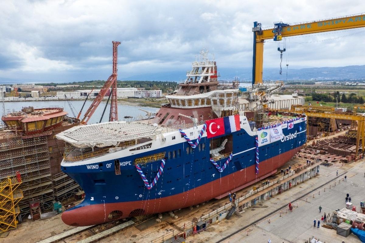 Fransızlara r&uuml;zgar t&uuml;rbini destek gemisi