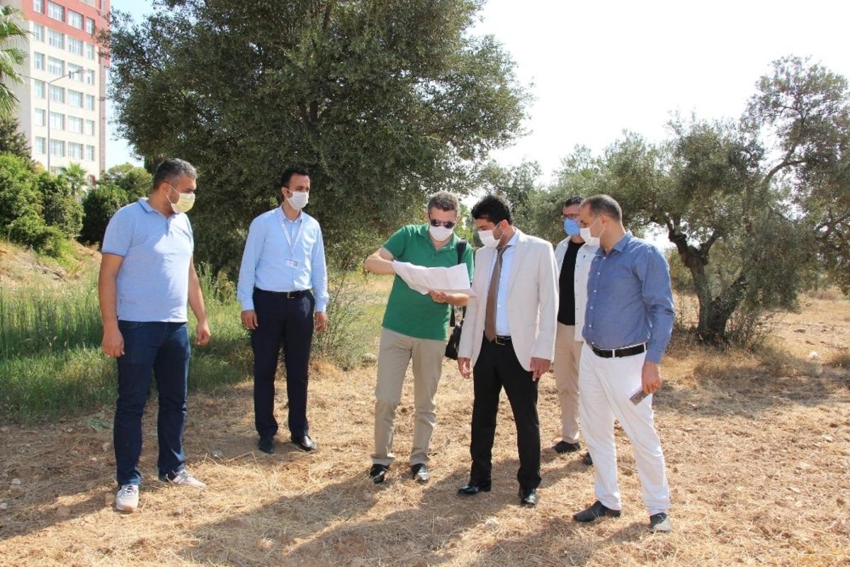 AD&Uuml; Rekt&ouml;r&uuml; Aldemir, hastane acili i&ccedil;in yapılacak otopark alanını inceledi