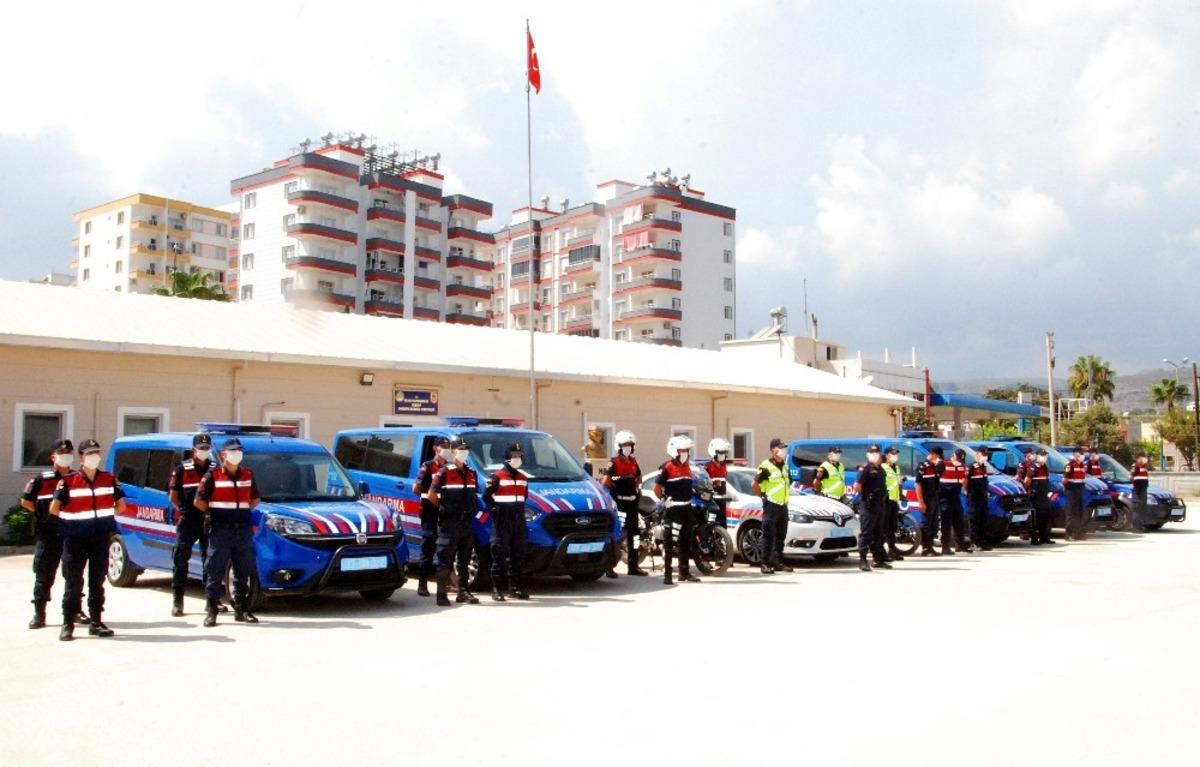 Silifke&rsquo;de jandarma Covid-19 denetimini sıkı tutuyor