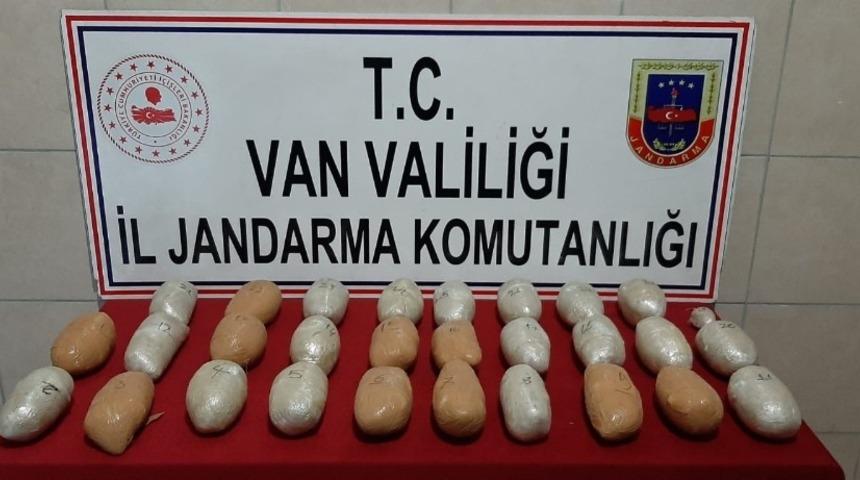 Van&rsquo;da park park halindeki bir ara&ccedil;a&ccedil;tan 14 kilo 498 gram eroin ele ge&ccedil;irildi