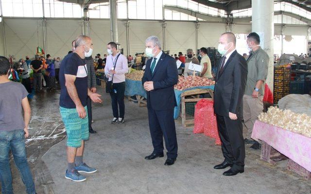 Vali Akın, pazar yerinde koronavirüs denetimlerini sürdürdü