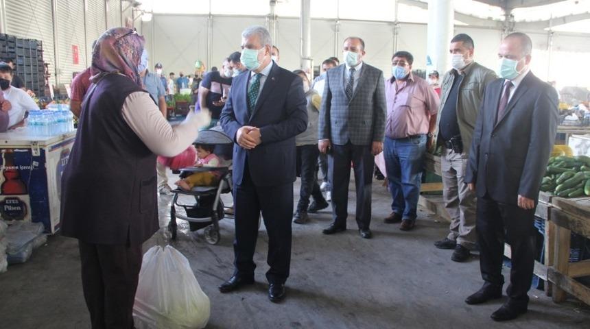 Vali Akın, pazar yerinde koronavirüs denetimlerini sürdürdü