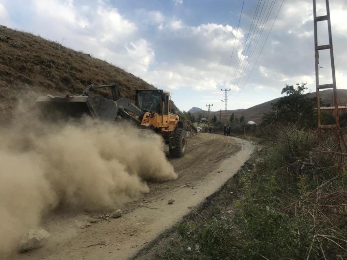 Hakkari&rsquo;de yol yapım ve asfalt &ccedil;alışması
