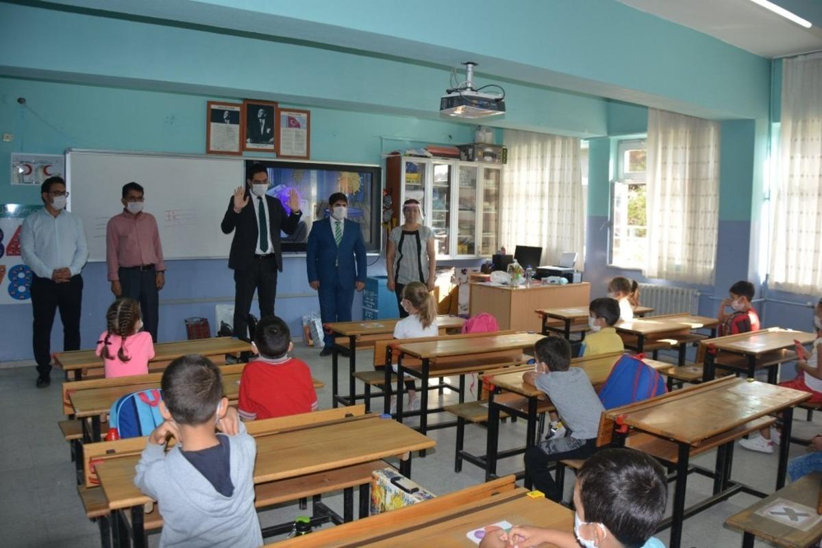 Selendi Kaymakamı okulları ziyaret etti