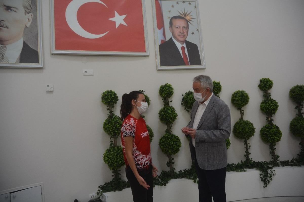 Başkan Başdeğirmen,  Balkan şampiyonu Rumeysa Coşkun&rsquo;u altınla &ouml;d&uuml;llendirdi