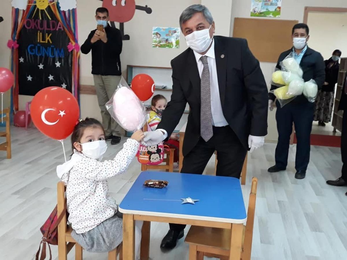 İl&ccedil;e protokol&uuml; &ouml;ğrencileri yalnız bırakmadı