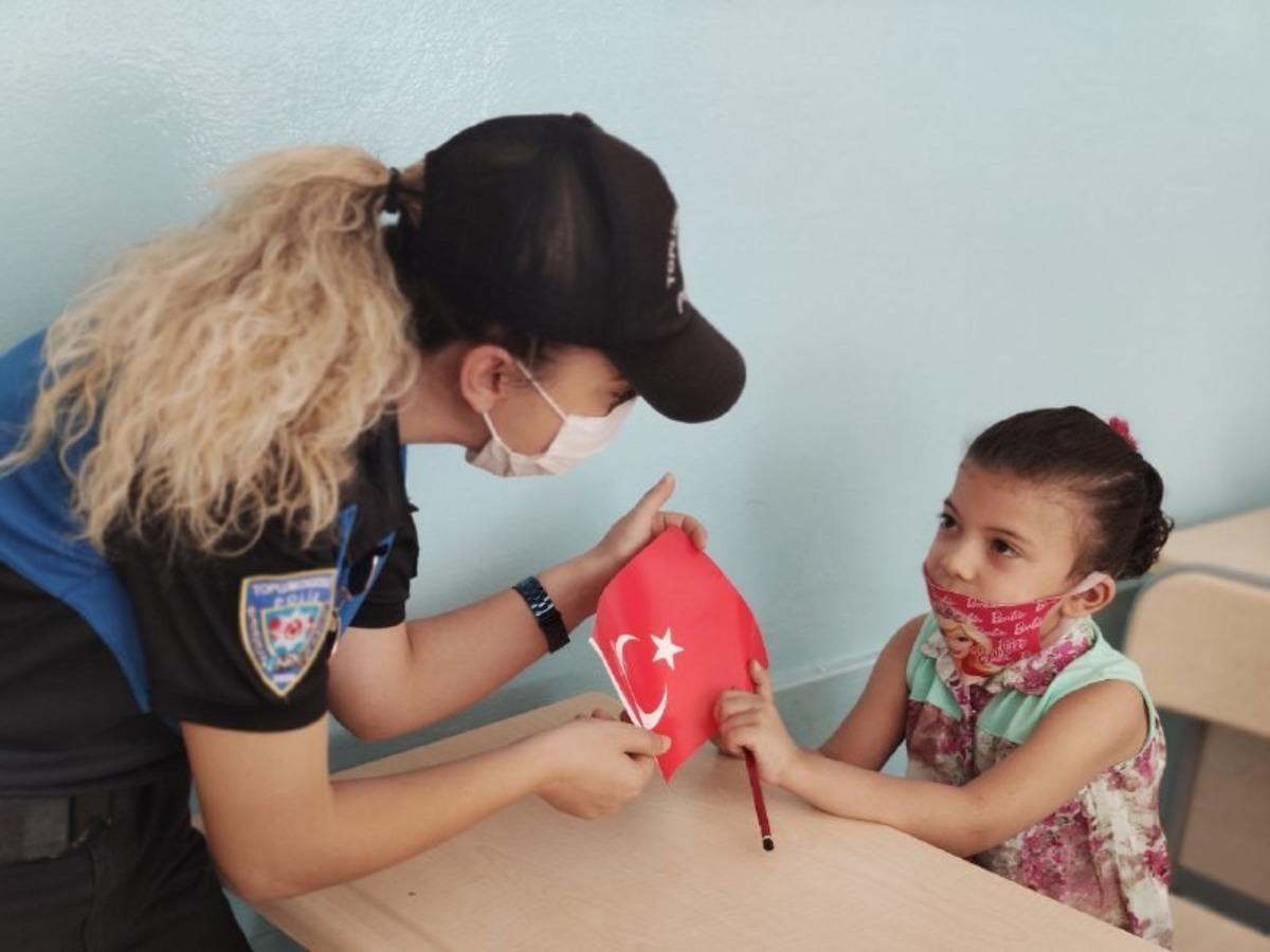 Gaziantep polisi minik &ouml;ğrencileri yalnız bırakmadı