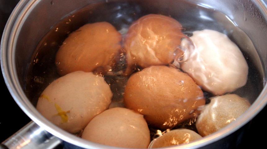 Haşlanmış yumurtanın suyunu d&ouml;kmeden &ouml;nce iki kere d&uuml;ş&uuml;n&uuml;n