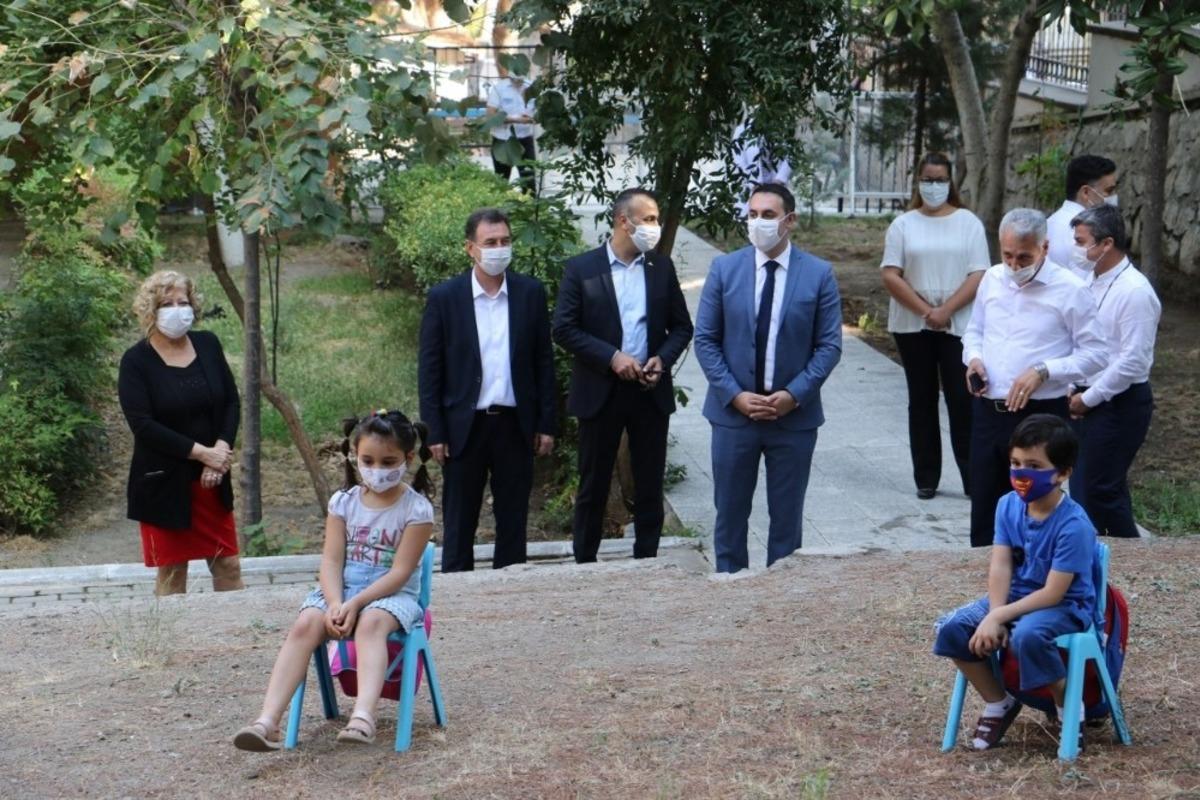 Manisalı &ouml;ğrenciler eğitime kuru &uuml;z&uuml;m ve mesir macunuyla başladı