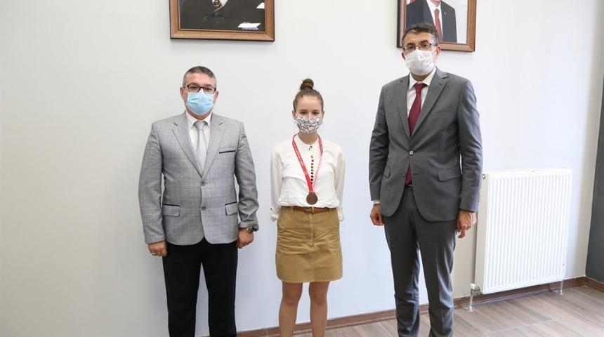 Aslı Uzun&rsquo;a tebrik