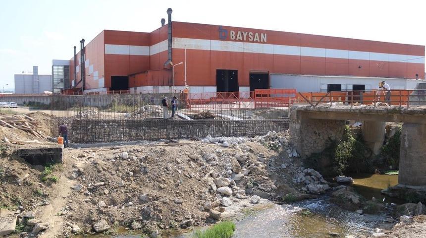 Kartepe’de inşa edilen modern köprü şekillenmeye başladı