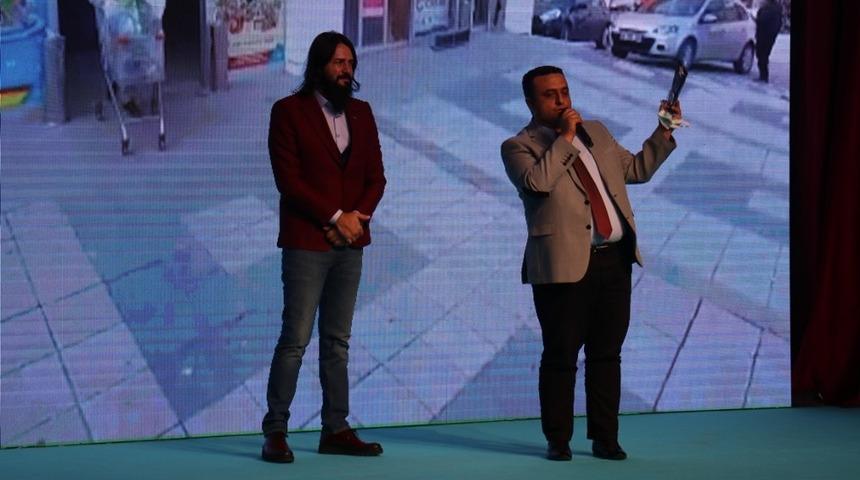 Esenlik m&uuml;kemmellik &ouml;d&uuml;l&uuml; ile mutlu