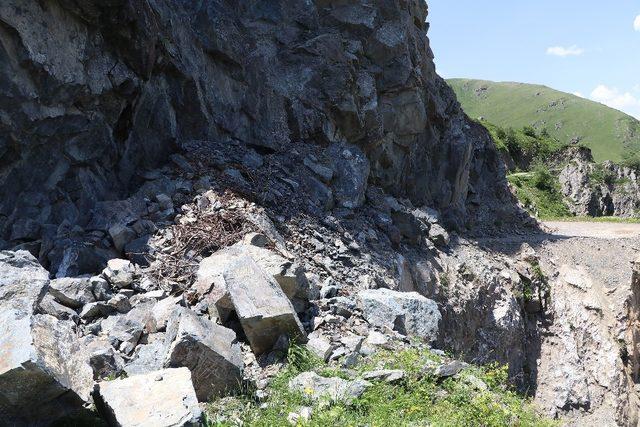 Dünyanın en tehlikeli yolu heyelan nedeniyle ulaşıma kapandı