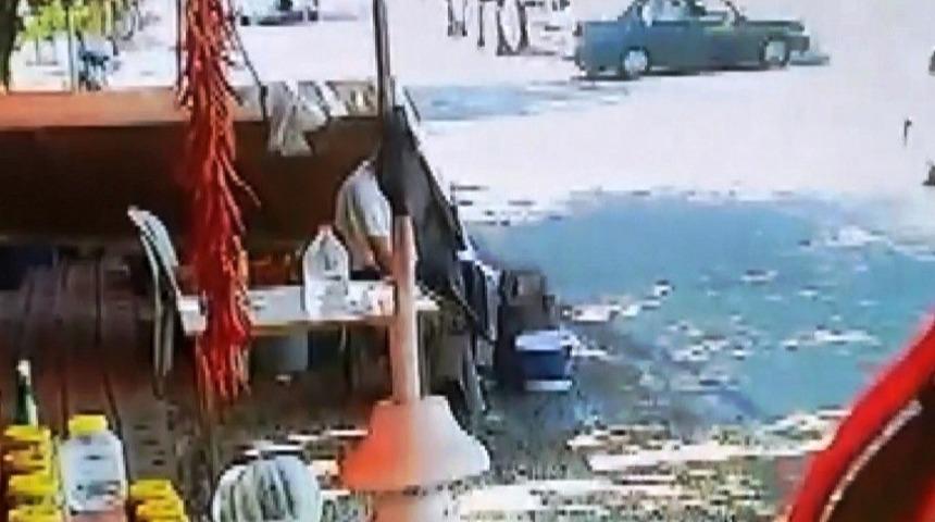 &Ouml;n&uuml;ne kattığı aracı metrelerce s&uuml;r&uuml;kledi