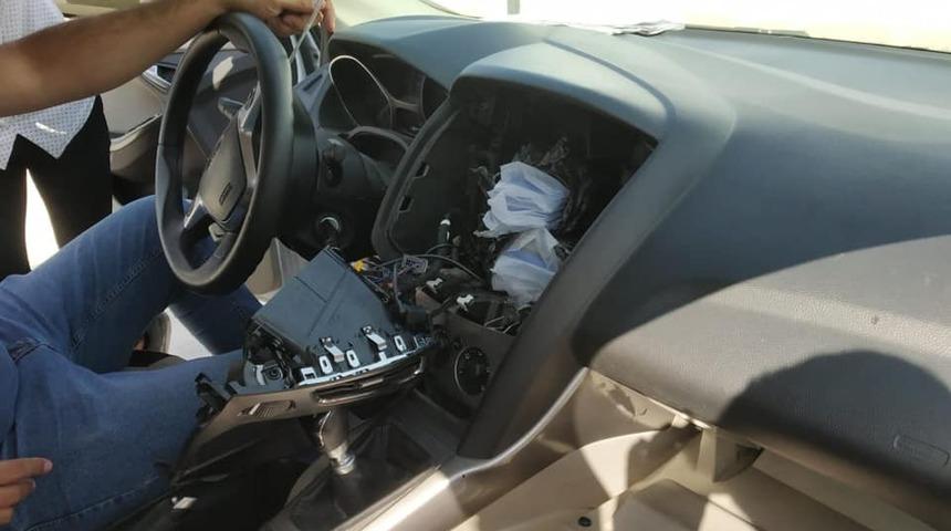 G&uuml;mr&uuml;k kapısında 26 ka&ccedil;ak telefon ele ge&ccedil;irildi