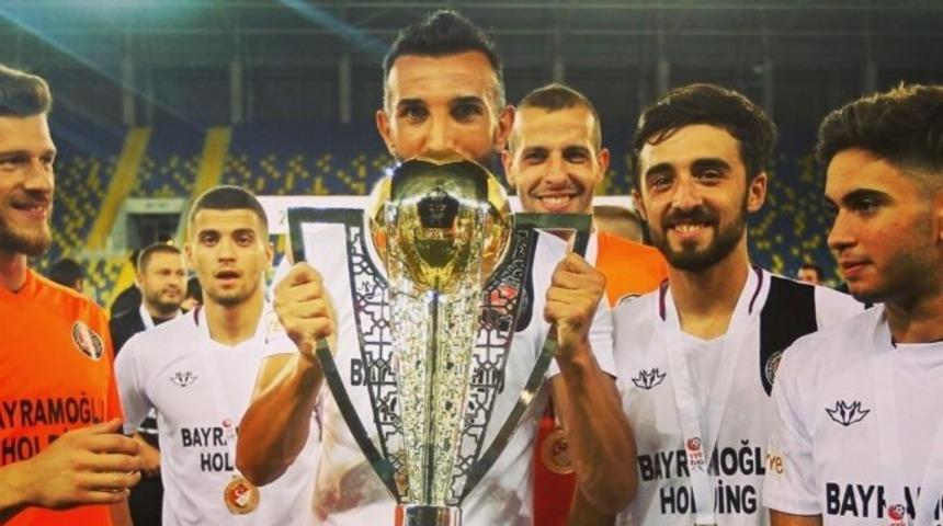 Yalçın Ayhan futbolu bıraktığını açıkladı