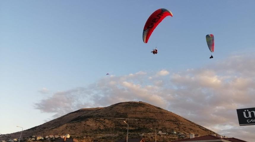 Rus paraş&uuml;t&ccedil;&uuml;lerin &ccedil;ılgın g&ouml;sterisi