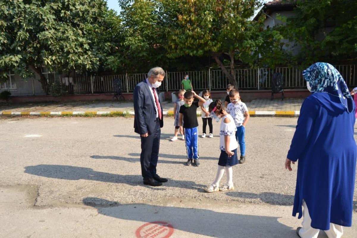 Milli Eğitim M&uuml;d&uuml;r&uuml; &Ouml;ğrencilerin heyecanını paylaştı