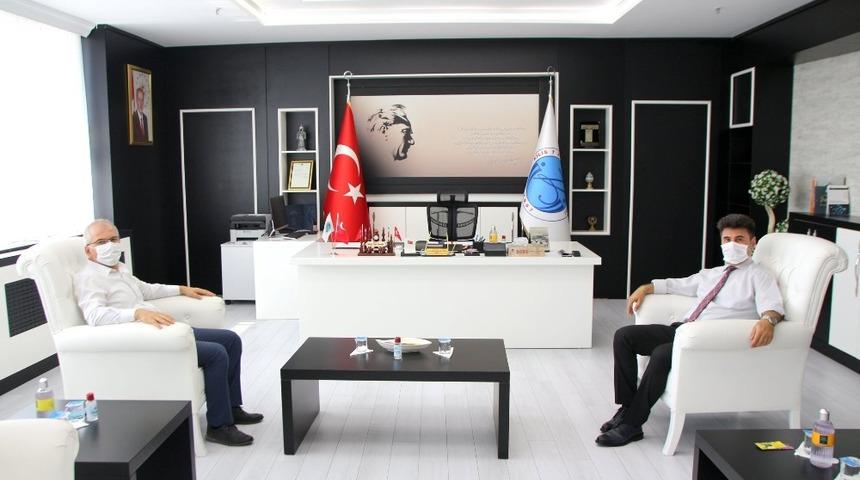 Rekt&ouml;r Karacoşkun İl M&uuml;d&uuml;r&uuml; Bahattin Yetim ile bir araya geldi
