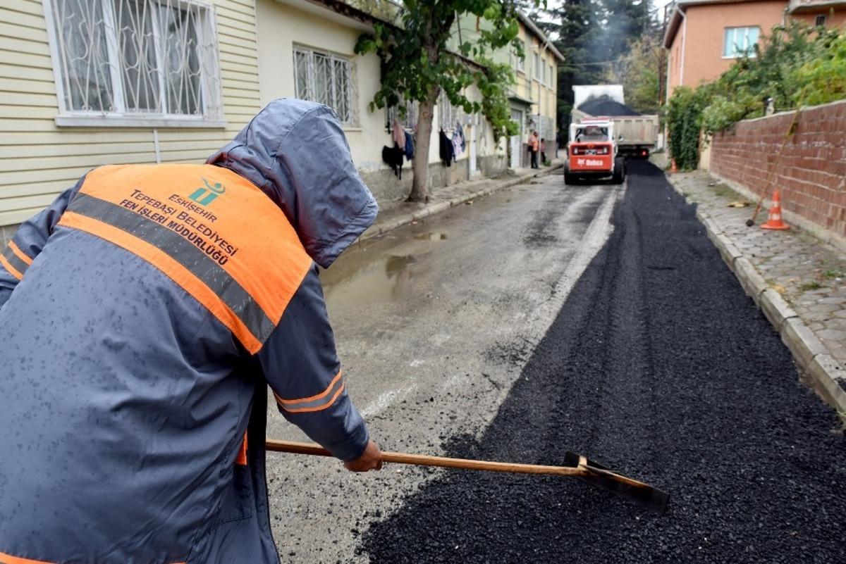 Yol ve kaldırım &ccedil;alışmaları s&uuml;r&uuml;yor
