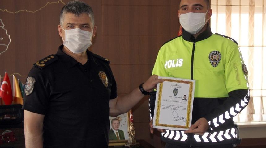 Yaralı k&ouml;peğe şefkat eli uzatan polis teşekk&uuml;r belgesiyle &ouml;d&uuml;llendirildi