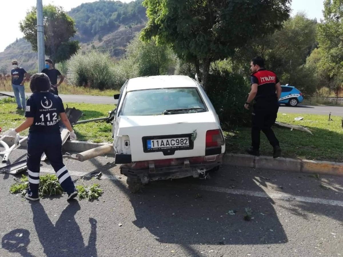 Otomobil yoldan &ccedil;ıktı: 2 yaralı