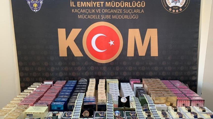 Ş&uuml;pheli ara&ccedil;tan ka&ccedil;ak eşyalar &ccedil;ıktı