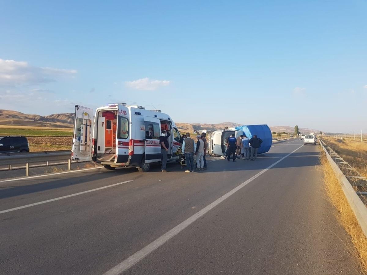 S&uuml;r&uuml;c&uuml; Ara&ccedil;tan Fırladı Kazada 4 Kişi Yaralandı