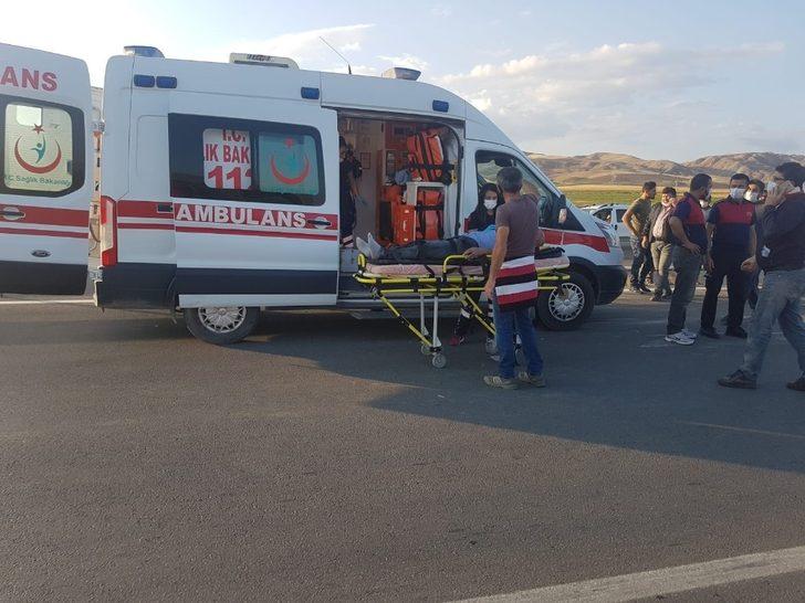 Sürücü Araçtan Fırladı Kazada 4 Kişi Yaralandı G3