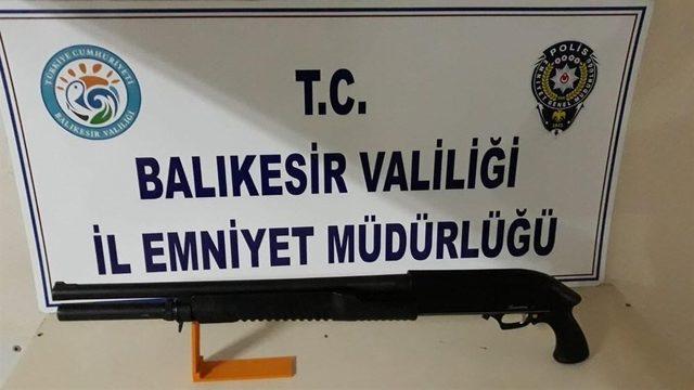 Balıkesir’de polis aranan 3 kişi ve 4 silah yakalandı