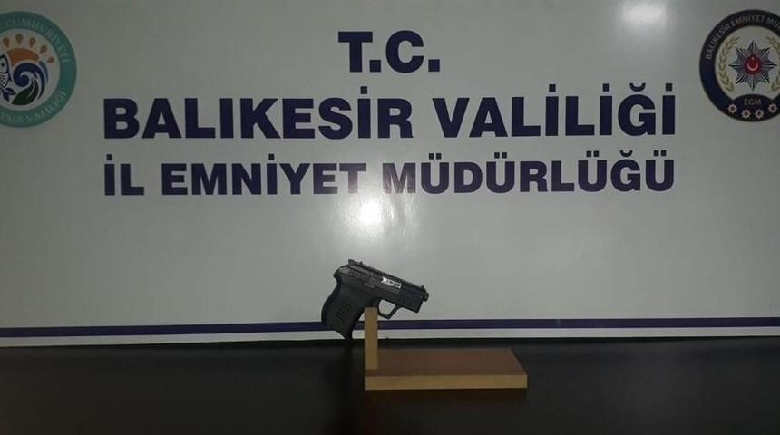 Balıkesir&rsquo;de polis aranan 3 kişi ve 4 silah yakalandı