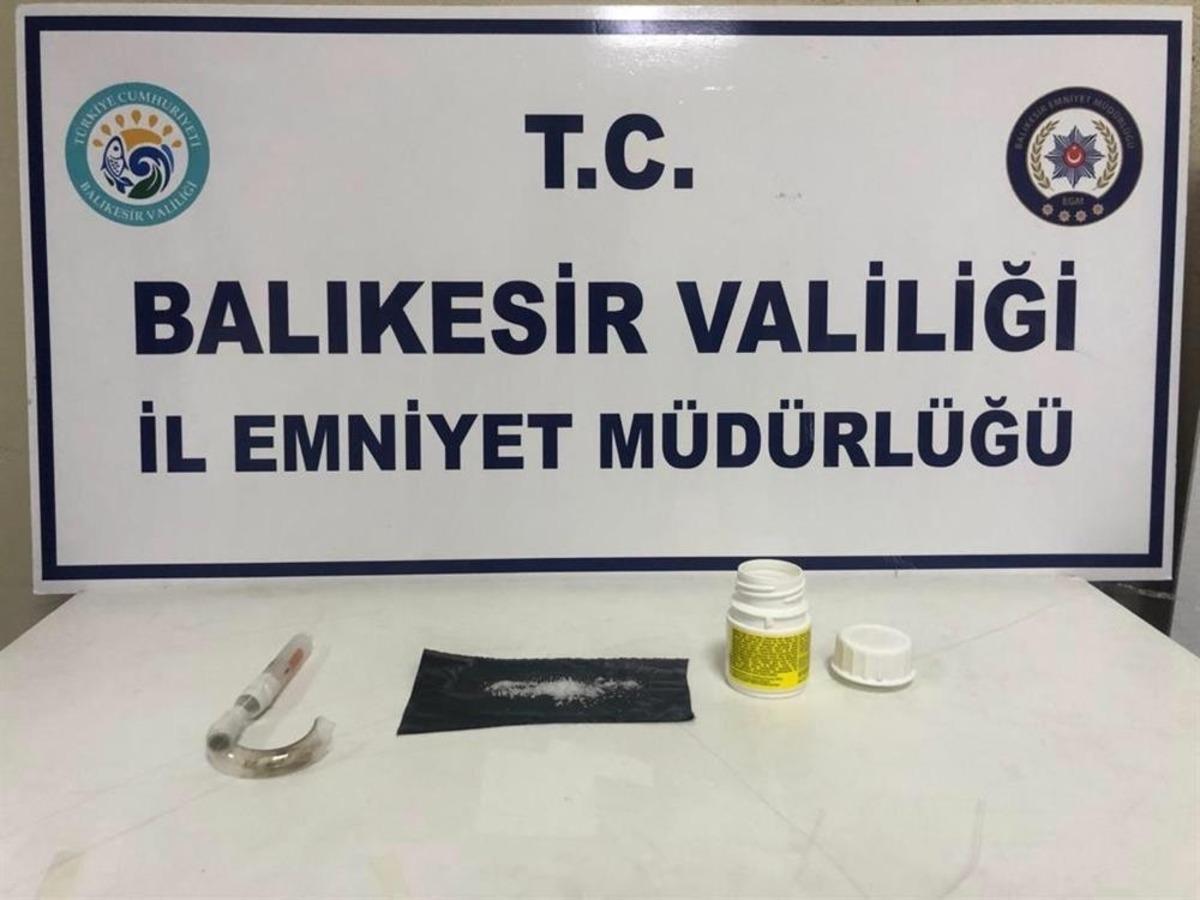 Uyuşturucu ve silah ele ge&ccedil;irildi