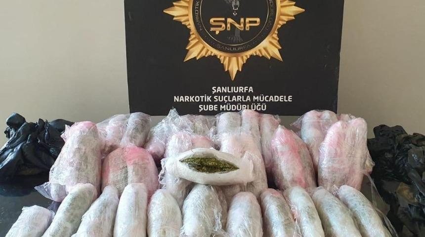 Aracın altına gizlenen uyuşturucuyu narkotik k&ouml;peği buldu