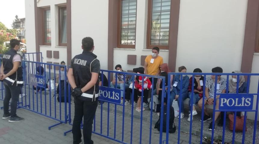 21 ka&ccedil;ak g&ouml;&ccedil;men saklandıkları apartman dairesinde yakalandı