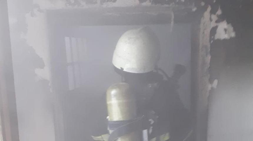 Alevlerin arasına dalan arkadaşlarını son anda uyardı