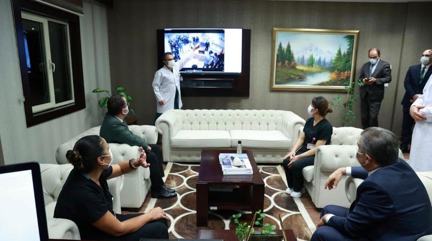 Bakan Koca, saldırı girişimine uğrayan sağlık &ccedil;alışanlarını ziyaret etti