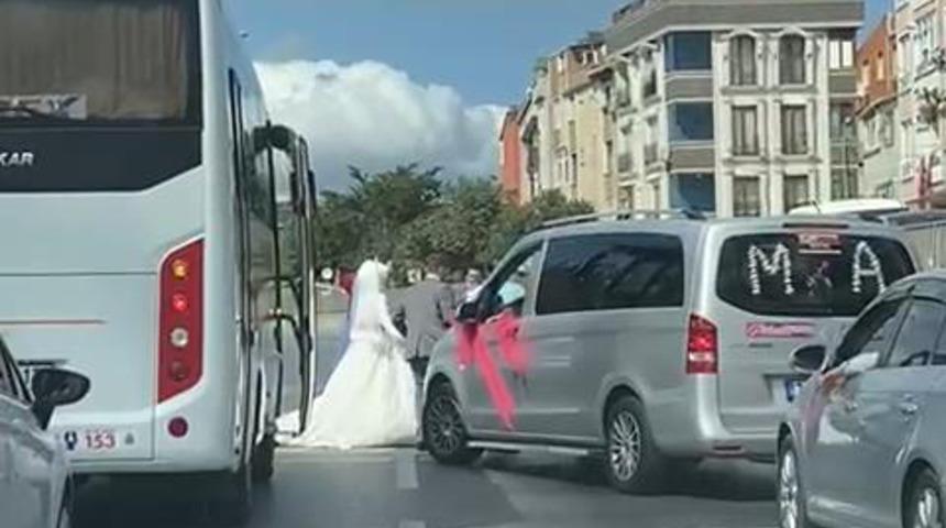 Sultangazi'de gelin konvoyuyla yolu kapatıp halay &ccedil;ektiler