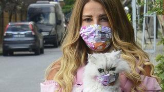Oyuncu Esra Sönmezer kedisine maske taktı 